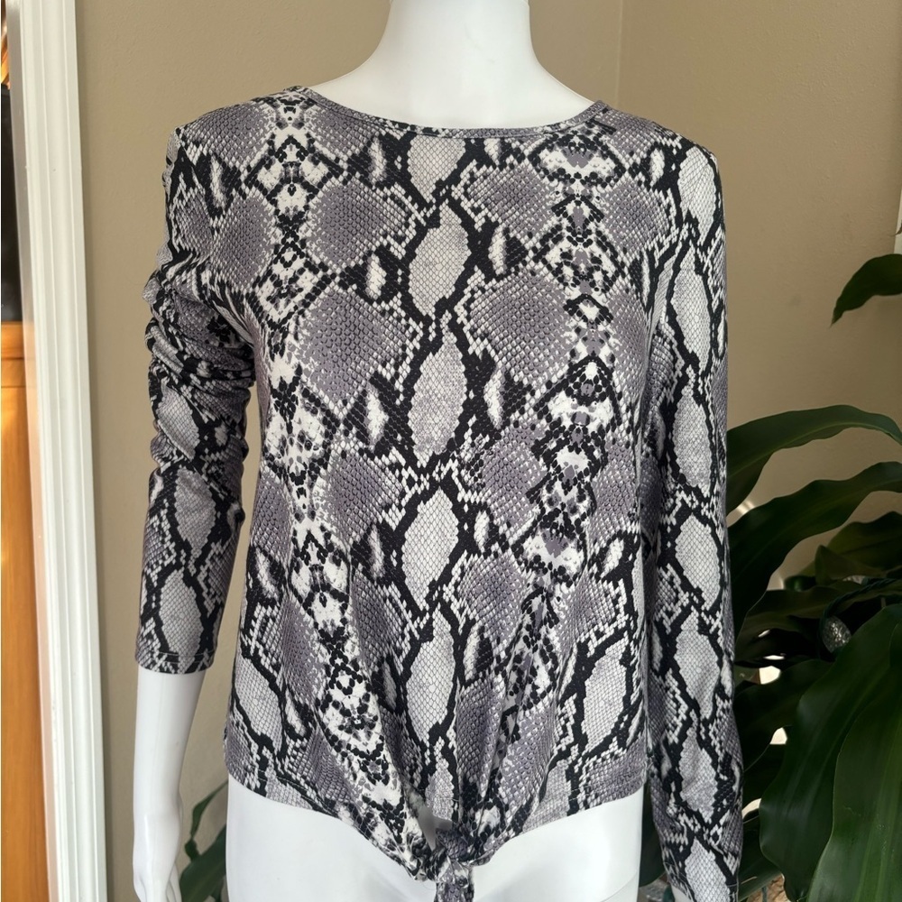 SHEIN Black and Gray Snakeskin Long Sleeve Top
